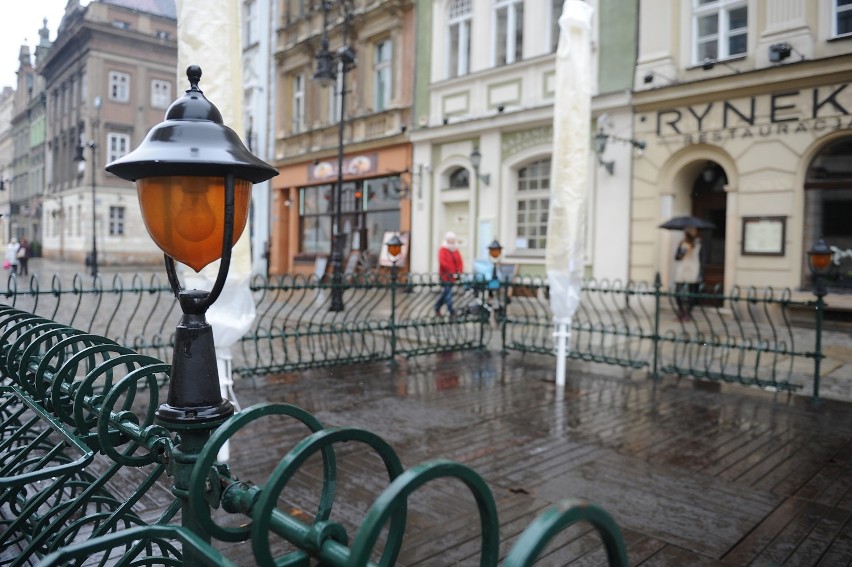 Stary Rynek w Poznaniu: Zaczęli montować letnie ogródki