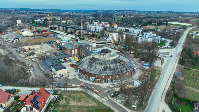 Na terenie dawnej fabryki cegieł przy ul. Gustawa Morcinka w krakowskich Zesławicach powstaje już nowe osiedle mieszkaniowe.