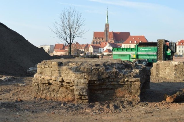 Podczas prac budowlanych na Bulwarze Xawerego Dunikowskiego znaleziono pozostałości po pomniku Zwycięstwa