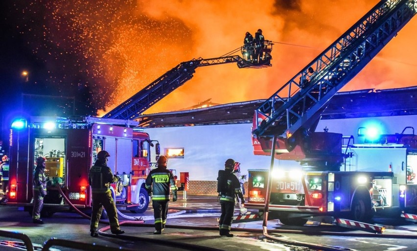 Pożar marketu w Bydgoszczy. Zawaliła się część dachu! [zdjęcia]