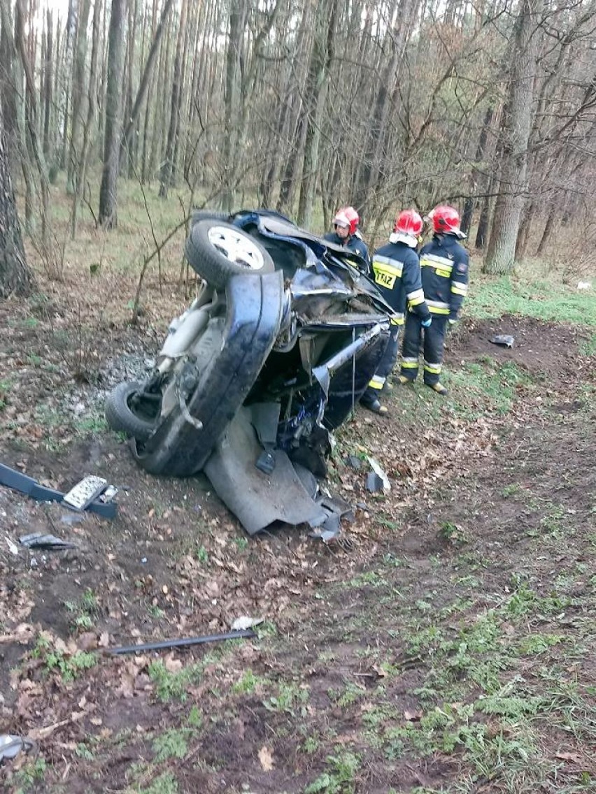 Poważny wypadek w Przyłęku! Samochód osobowy wypadł z drogi i roztrzaskał się na drzewach. Lądował śmigłowiec LPR [FOTO]