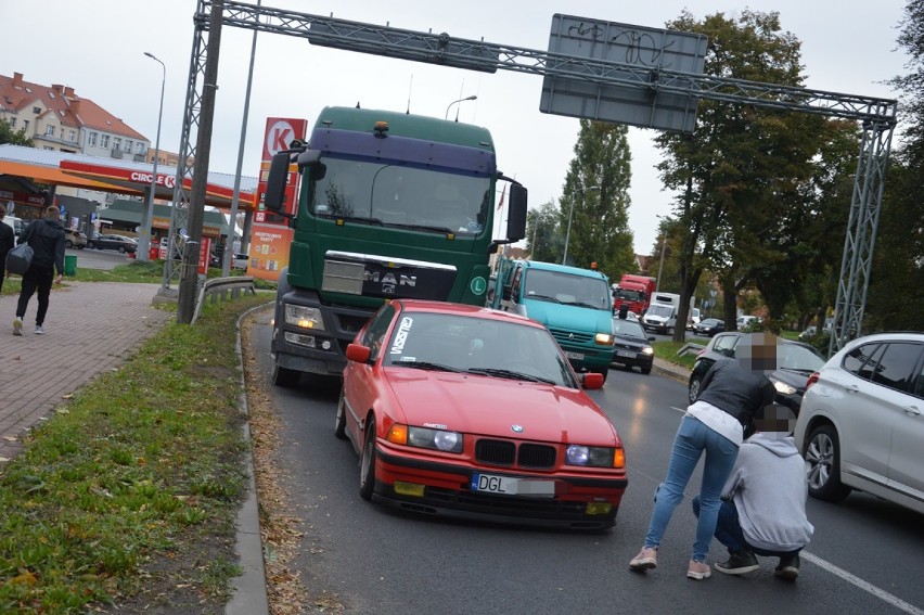 Poranne zderzenie auta i ciężarówki zakorkowały duże rondo w Głogowie
