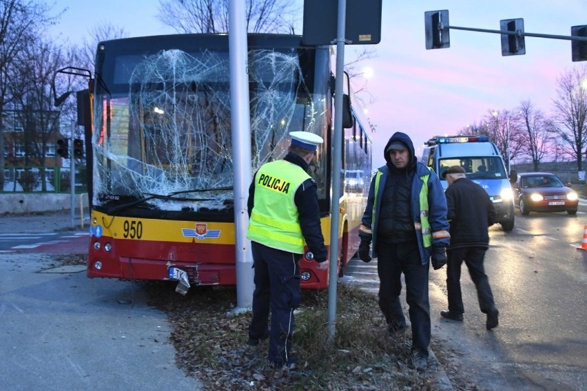 Wypadek z udziałem miejskiego autobusu w Kielcach. Kierowca nie żyje