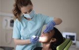 Który stomatolog w Częstochowie jest najlepszy? Zobacz, gdzie warto leczyć zęby. Oto lokalne Orły Stomatologii!