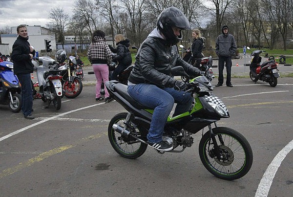 Choć pogoda nie była najlepsza, na łódzkim motodromie stawiło się ponad 60 właścicieli małolitrażowych jednośladów.