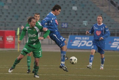 W poprzednim sezonie Ruch (niebieskie stroje) przegrał na Stadionie Śląskim ze Śląskiem 1:2