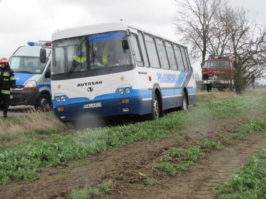 Wypadek w Mazurowie. Kierowca autobusu stracił przytomność