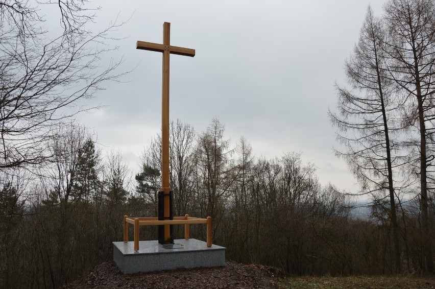 Nowy krzyż wykonany jest z modrzewia syberyjskiego i mierzy...