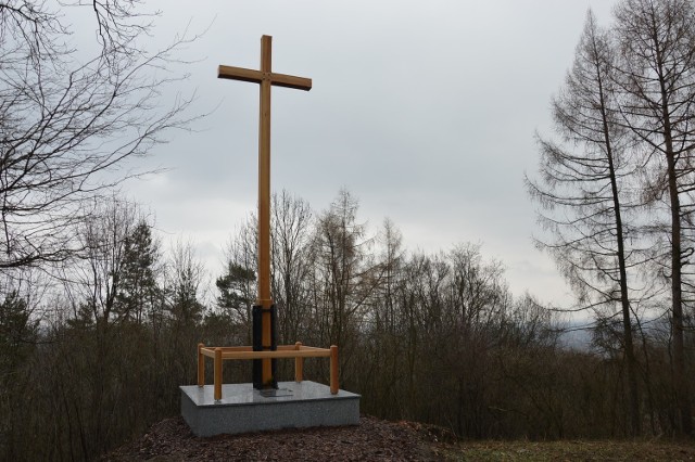 Nowy krzyż wykonany jest z modrzewia syberyjskiego i mierzy blisko 8 metrów