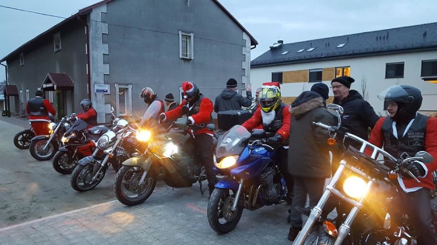 Mikołaje na motorach zajechali do Domu Chłopaków w Broniszewicach