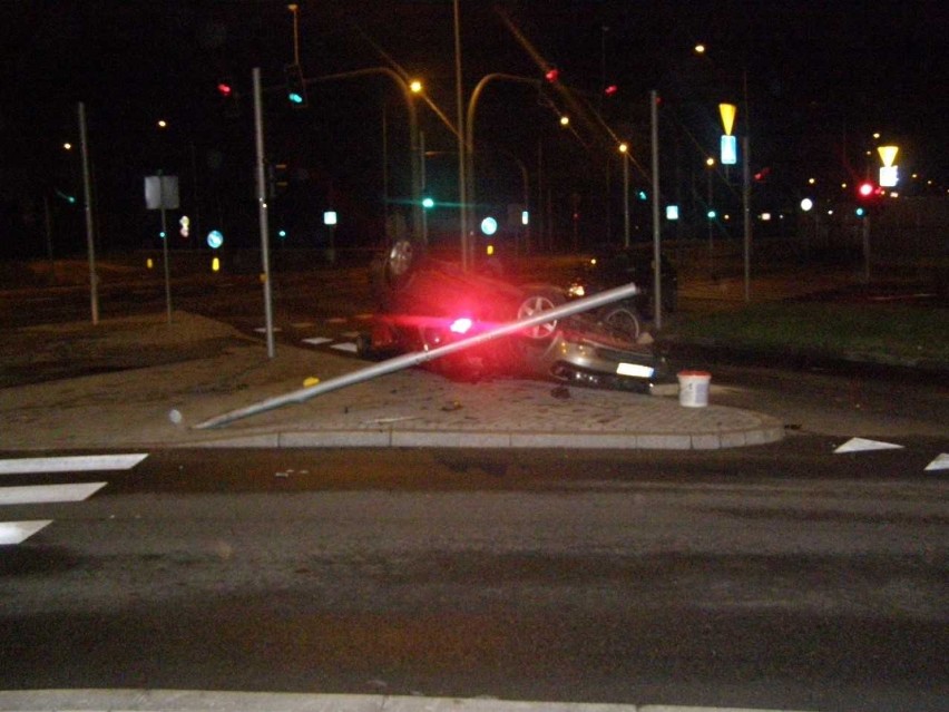 Pijany kierowca dachował w nocy na ul. Wałowej w Malborku [ZDJĘCIA]