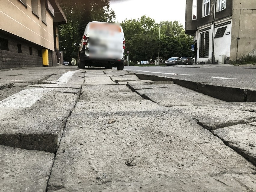 W centrum Słupska będą remontować chodniki. Niektóre z nich są w bardzo złym stanie [ZDJĘCIA]