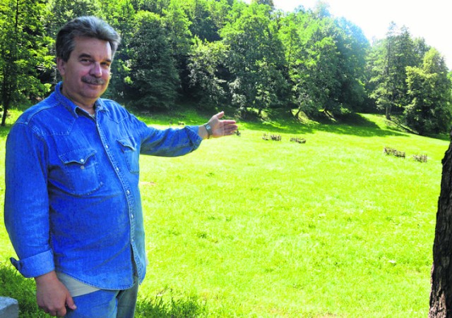 Piotr Pyziak, koordynator zespołu do spraw promocji zamku w Wiśniczu, prezentuje miejsce, w którym pojawi się nowy park