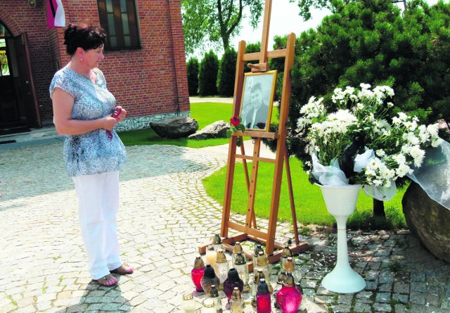 Przed kościołem w Wadlewie ustawiono zdjęcie uśmiechniętego księdza Jarosława Burskiego, parafianie przynoszą tu kwiaty i zapałają znicze
