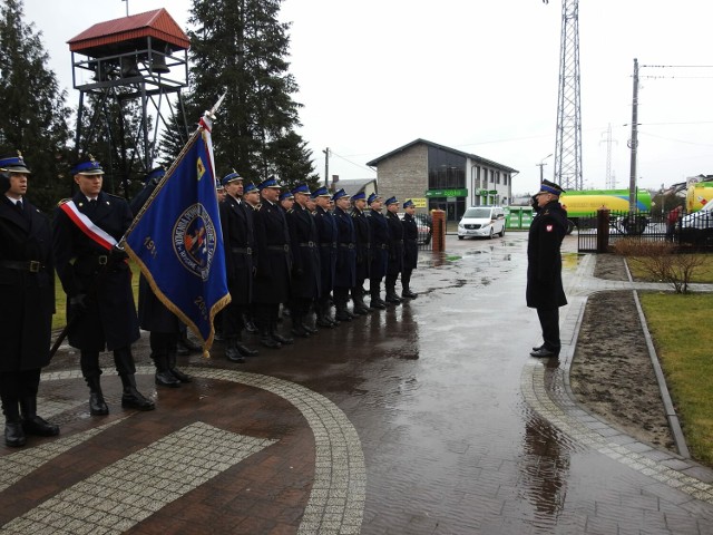 Po niemal 35 latach służby st. bryg. Krzysztof Iskierka złożył meldunek o zdaniu obowiązków komendanta powiatowego PSP st. bryg. Sebastianowi Kościstemu, zastępcy łódzkiego komendanta wojewódzkiego PSP w Łodzi