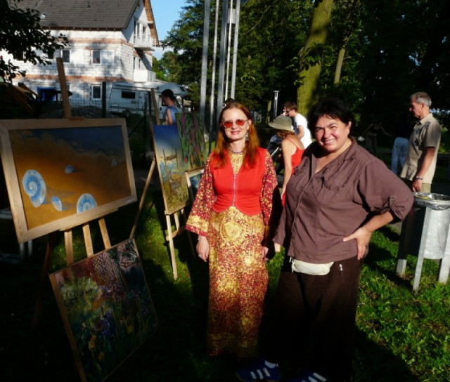 Na zdjęciu od lewej: Krystyna Maria Kowalewska ze Szczecina i Lidia Maksjan z Koszalina, uczestniczki międzynarodowych warsztatów, które odbywają się w Morzyczynie.
