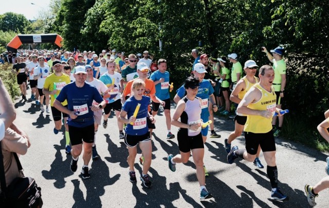 W niedzielę nad poznańską Maltą odbyła się jubileuszowa, V edycja biegu XLPL Ekiden - Team Building Marathon. Aż 287 siedmioosobowych drużyn zmierzyło się z dystansem 42,195 km.

Co oznacza XLPL? Skrót jest symbolem nowego sposobu myślenia o pełnym możliwości regionie, czyli o Wielkopolsce. Słowo Ekiden pochodzi natomiast z języka japońskiego (ekiden-kyoso) i oznacza długodystansowy bieg sztafetowy. 

Kolorowy bieg nad Maltą:
