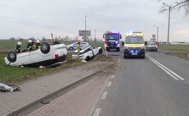 Policjanci wydziału ruchu drogowego, którzy wyjaśniali okoliczności i przyczyny tego zdarzenia, kierującej land roverem zatrzymali prawo jazdy