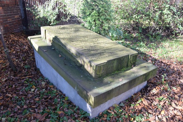 Samotny nagrobek pamiątką po cmentarzu