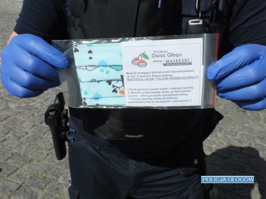 Głogów: Na ulicach miasta policjanci rozdają maseczki