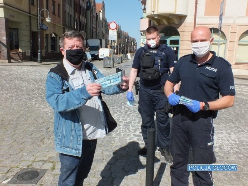 Głogów: Na ulicach miasta policjanci rozdają maseczki