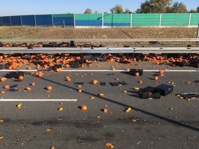 Na autostradzie A2, obok węzła Modła w Koninie z ciężarówki wysypały się dynie. W kierunku Poznania trasa jest częściowo zablokowana.