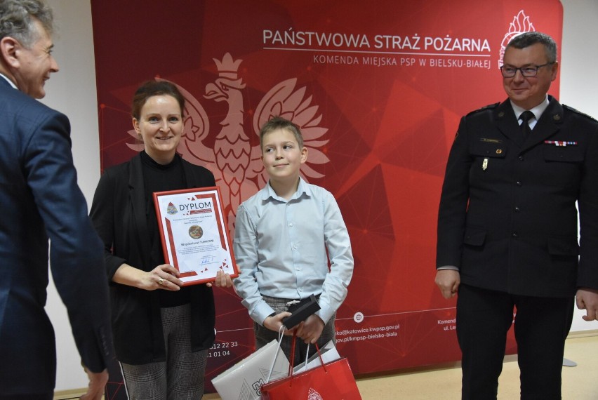 10-letni bohater został uhonorowany odznaką strażacką....