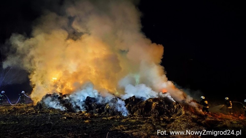 Duży pożar w Gorzycach. Jedenaście zastępów straży pożarnej walczyło z płonącymi balami siana
