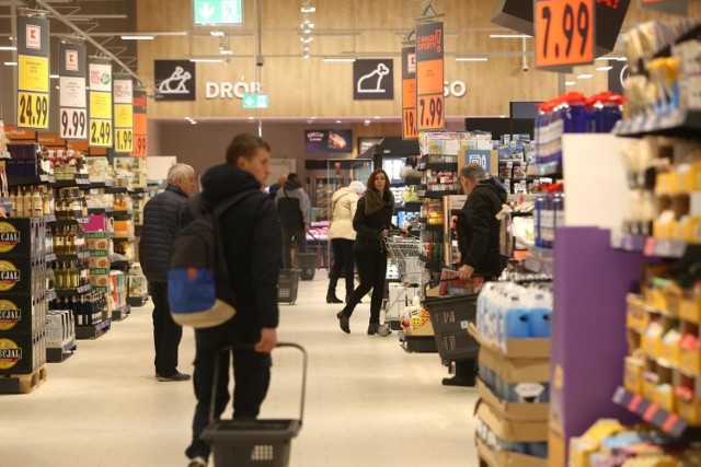 Jakie są godziny otwarcia w Wielką Sobotę sklepów takich sieci jak: Biedronka, Lidl, Tesco, Carrefour, Żabka, Netto, Auchan, Kaufland? Sprawdź ----> 