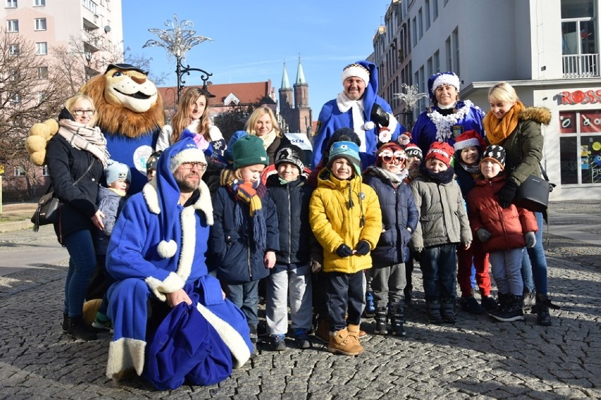 Niebiescy Mikołaje patrolują centrum Legnicy.