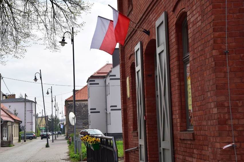 Biało-czerwony Nowy Dwór Gdański. Flagi zawisły w całym mieście