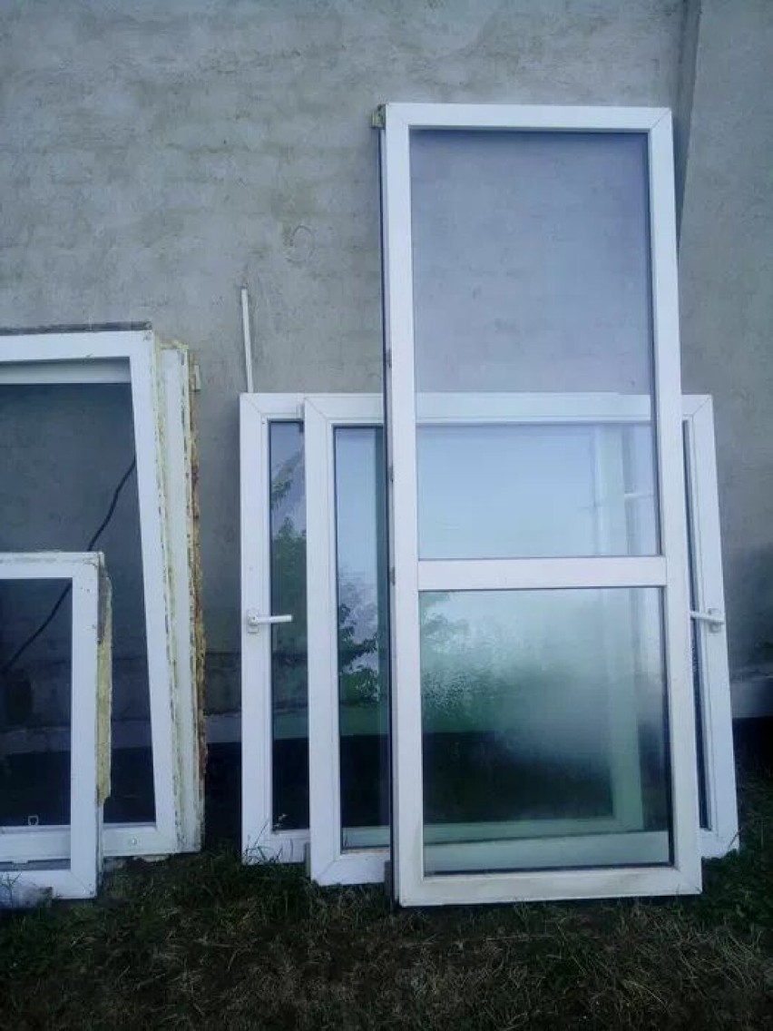 Okna plastikowe białe wraz z drzwiami balkonowymi i jedną...