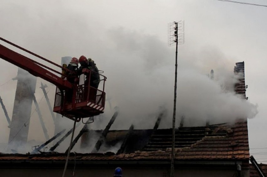 Strażacy ze Zdun gasili pożar w Siemianowie k.Ujazdu. Trzy rodziny bez domu, dwie osoby w szpitalu