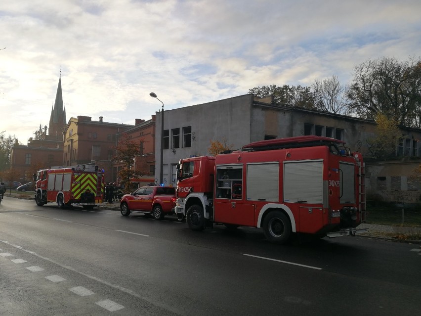 Pożar budynku przy ul. Dąbrowskiego w Toruniu [ZDJĘCIA]