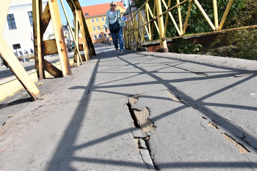 Most Zamkowy w Opolu. Piesi skarżą się na popękany chodnik