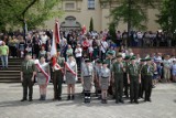 Hymn państwowy na placu przed Pałacem Biskupów Krakowskich w Kielcach. Tak świętowano Święto Konstytucji 3. Maja. 