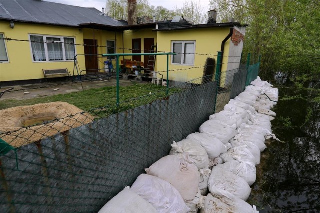 Odwołany alarm powodziowy w Sulejowie, wcześniej worki z piaskiem układano na ul. Błonie