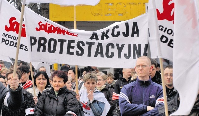 Wczoraj związkowcy i pracownicy po raz drugi pikietowali przed bielską fabryką Proseat.