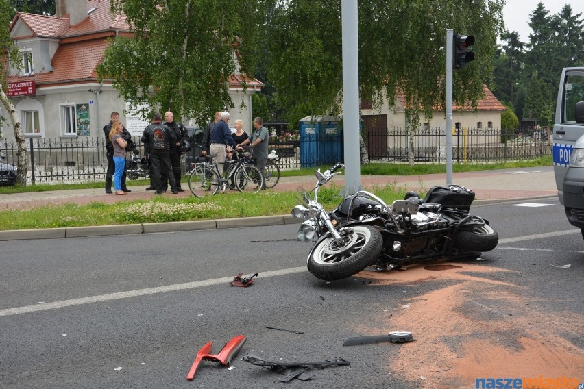 Wypadek w Lesznie. Zderzenie opla astry z motocyklem yamaha...