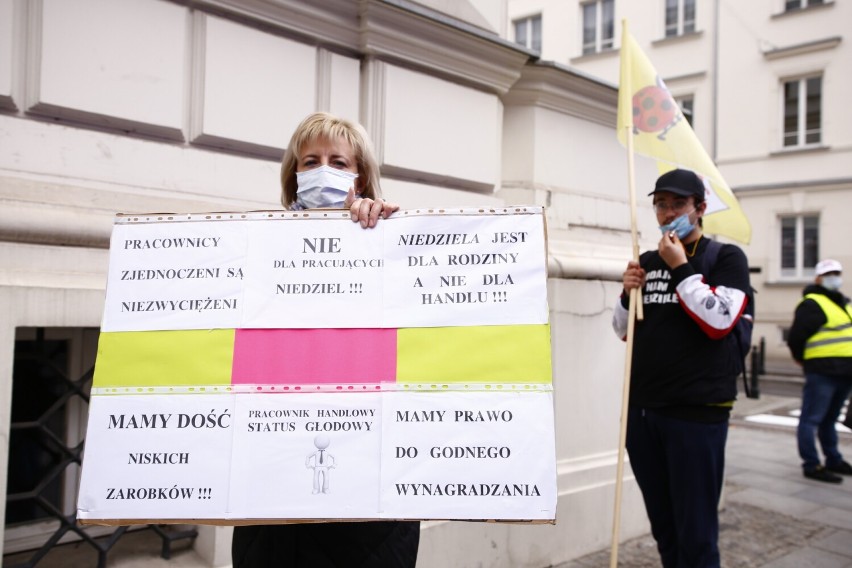 Protest pracowników handlu w Warszawie. Demonstranci domagają się podwyżek, wolnych niedziel i poprawy warunków pracy 