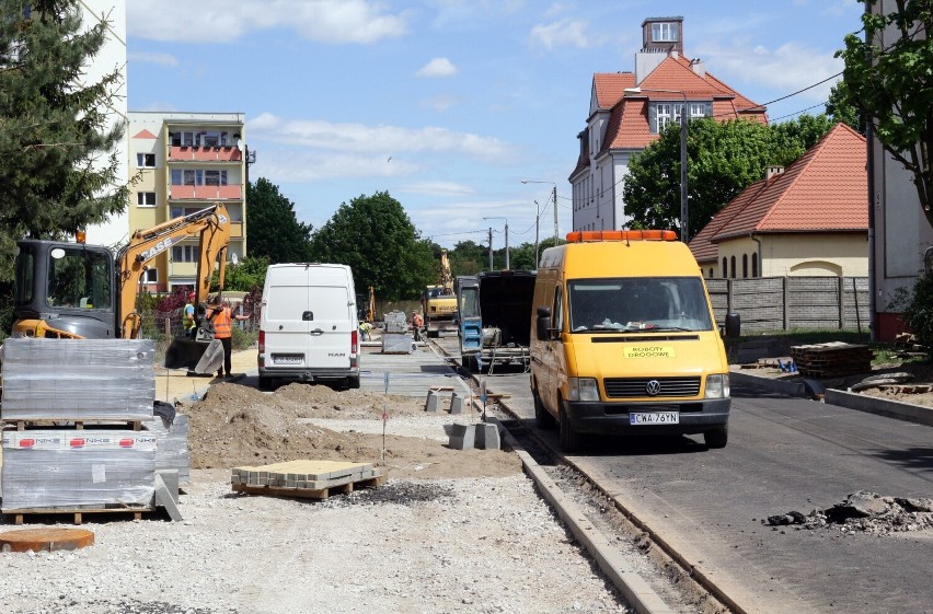 Na ul. Zacisznej ułożono już pierwsze warstwy asfaltu, trwa...