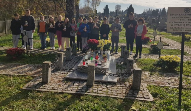 Uczniowie z Samorządowej Szkoły Podstawowej numer 1 imienia Hugona Kołłątaja w Kazimierzy Wielkiej wspólnie z nauczycielami zapalili znicze na grobach bohaterskich żołnierzy.
