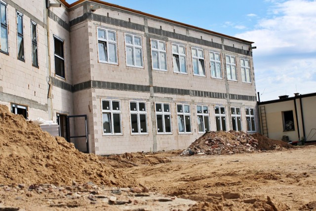 Kolejne dofinansowanie otrzymały gminy Kartuzy i Żukowo. Z programu Inwestycje w oświacie dofinansowano budowę szkoły w Baninie i budowę sali gimnastycznej w ZKiW w Brodnicy Górnej.