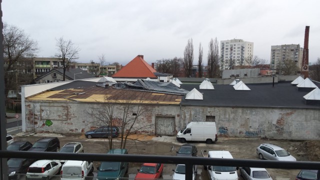 To efekt wichury. Tak prezentuje się po niej dach  starej Winiarni na ul. Moniuszki. 
Zdjęcie przesłał nam Czytelnik Wojciech S.