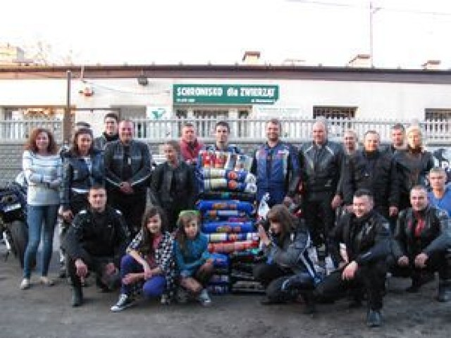 Łódzcy motocykliści i plon ich zbiórki dla zwierząt z ul. Marmurowej