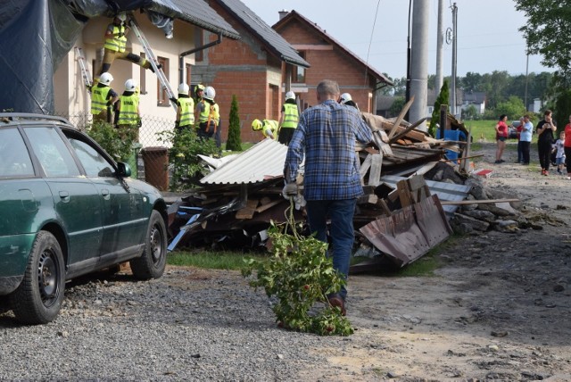 Trąba powietrzna, która 7 czerwca po południu przeszła nad Kaniowem, uszkodziła ponad 20 domów. 
Zobacz kolejne zdjęcia. Przesuwaj zdjęcia w prawo - naciśnij strzałkę lub przycisk NASTĘPNE