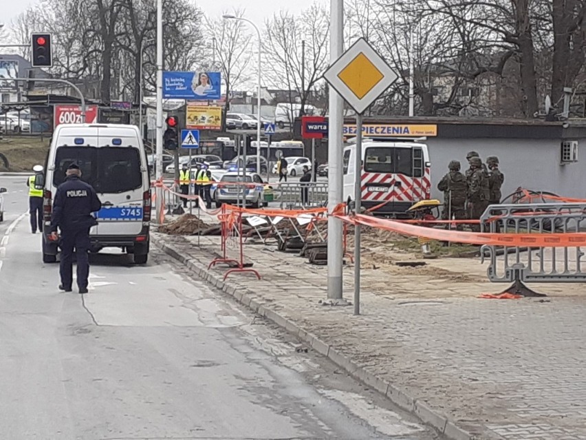 Pociski artyleryjskie przeciwpancerne przy ruchliwym skrzyżowaniu w centrum Kielc! Wezwano saperów [ZDJĘCIA]