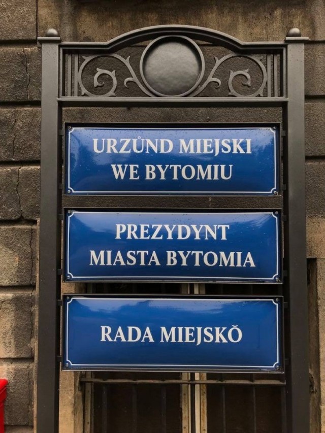 Bytom: na budynku Urzędu Miejskiego pojawiły się tablice po śląsku. Miasto świętuje Dzień Śląskiej Flagi