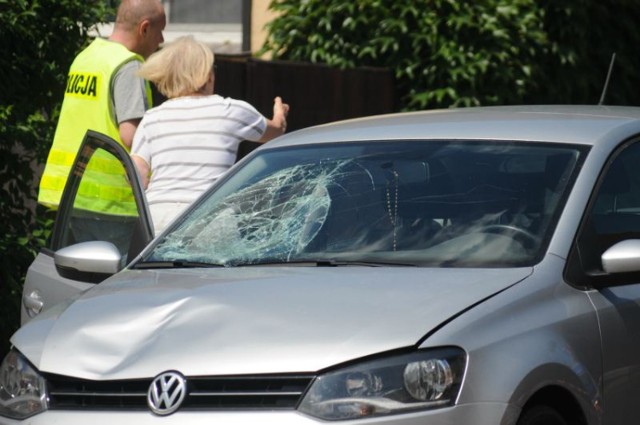 Wypadek na rynku w Dolsku. Potrącono kobietę na pasach na drodze 434. Dolsk 12.06.2014