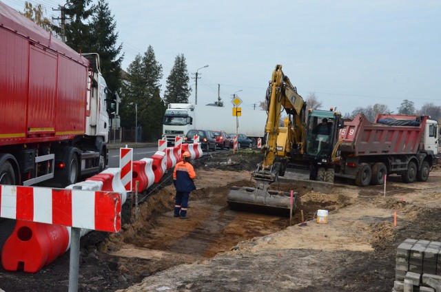 Do lutego kierowcy będą mieli utrudniony przejazd przez przebudowywane skrzyżowanie.